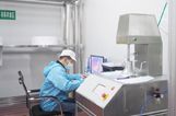  在国内医用海角社区
紧缺的紧急情况下，新鑫公司当即转产，海角社区医用海角社区
、靴套、熔喷布等紧缺防疫物资。